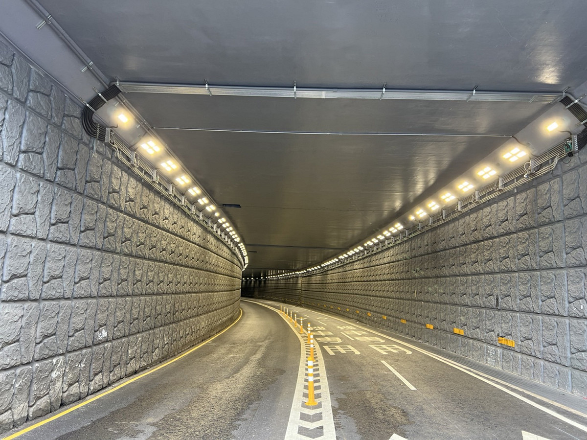 養工處「新北市環河快速道路(14K+960~16K+149)穿越秀朗橋車行地下道」，榮獲公共設施維護管理獎「優等」，新北已連續兩屆獲得殊榮，證明新北市對於公共設施維護不遺餘力。 圖：新北市工務局提供