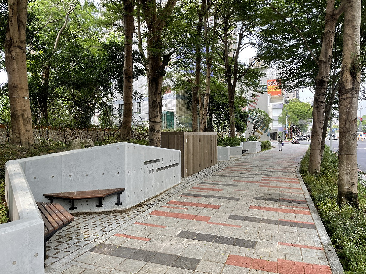 「府中雙城計畫」榮獲公共工程品質優良獎「優等」，工務局養工處串連舊城與新城之間的人行環境，讓行人感受歷史底蘊與都會能量的雙城魅力。 圖：新北市工務局提供