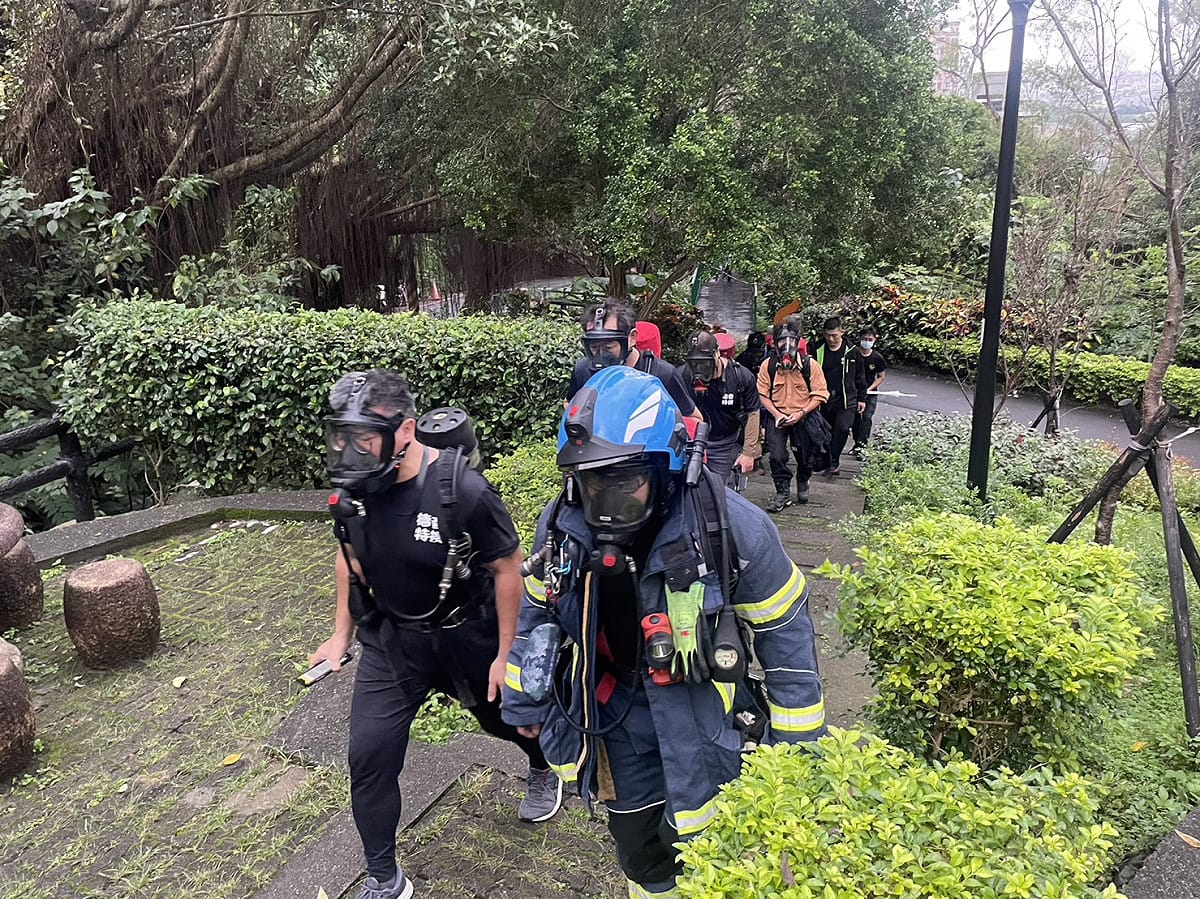 藉由精實的訓練除可提升義消特搜人員熟悉運用SCBA裝備能力及確保自身救災安全外，亦可深化義消與消防人員救災默契，有效提升快速救援應變處理效能，以保障全體市民的生命安全。 圖：新北市消防局提供