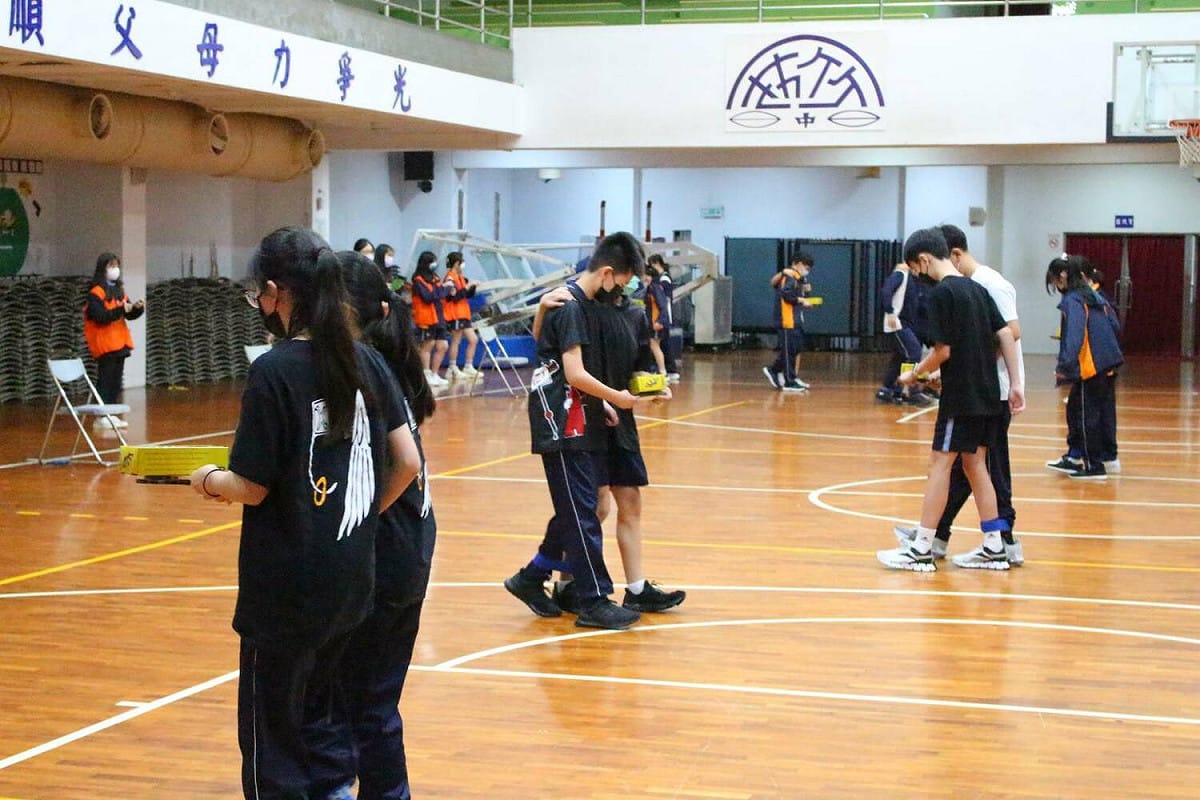 在歷經疫情影響而睽違兩年的校慶園遊會再度開張，校友、家長及社區居民全力相挺。 圖：竹林中學提供