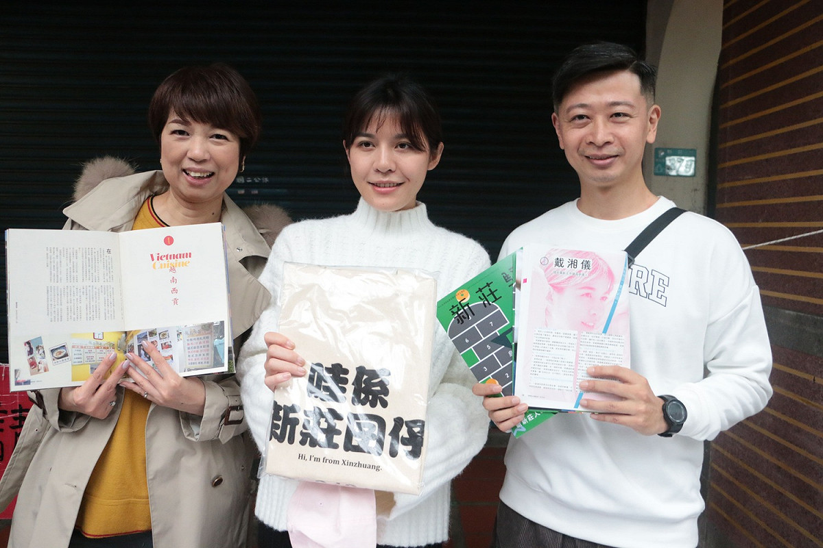 文化局長龔雅雯與社造攤位新莊騷合影。 圖：新北市文化局提供