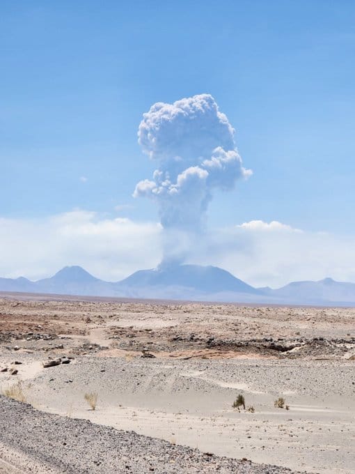 拉斯卡爾火山今日突然活動，並朝天際噴出高達6000公尺高的灰柱。 圖：翻攝自@ALMAObs_esp Twitter