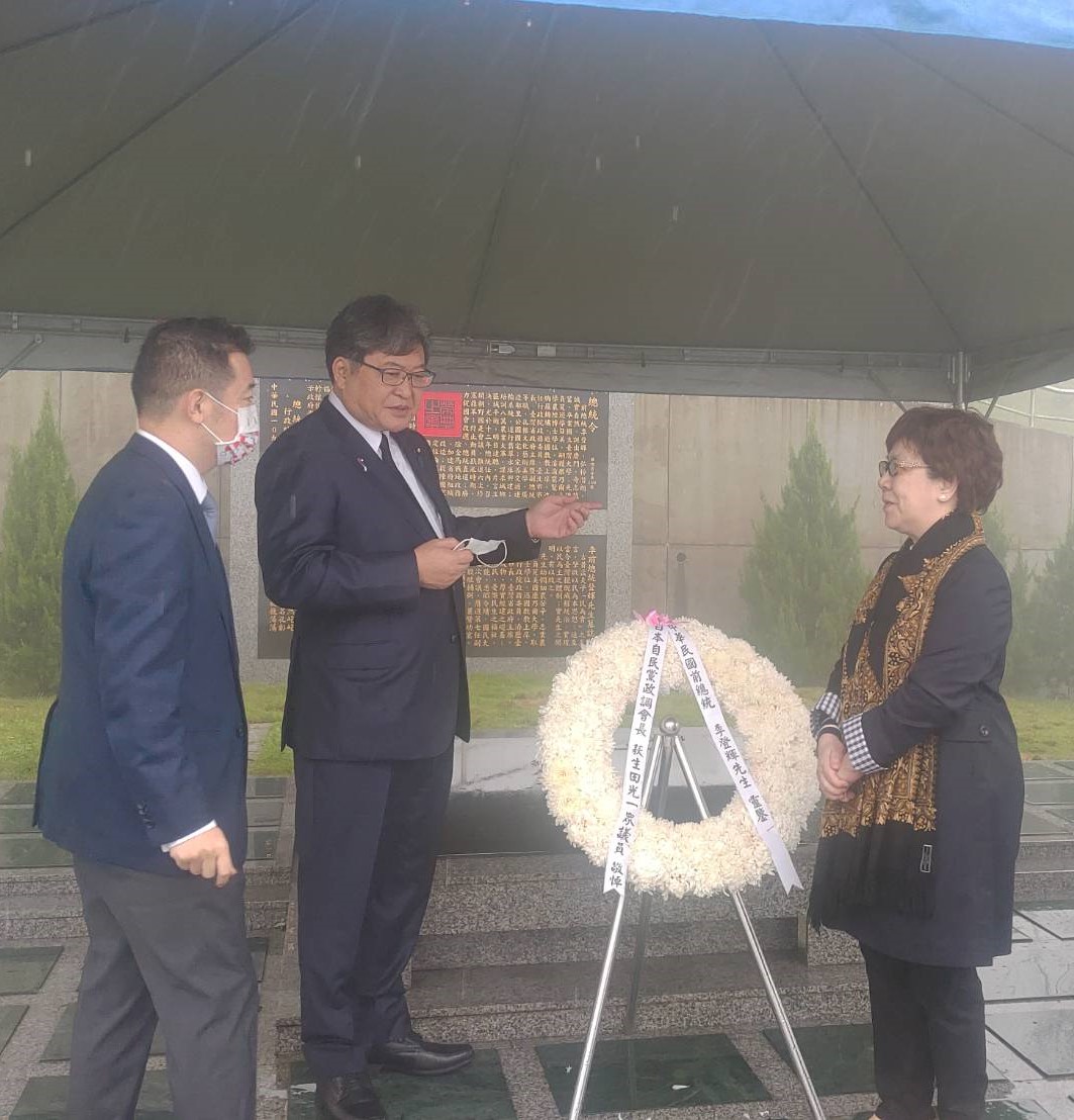 日本眾議員荻生田光一11日前往李登輝墓前致意，李安妮則親自陪同 圖：李登輝基金會提供