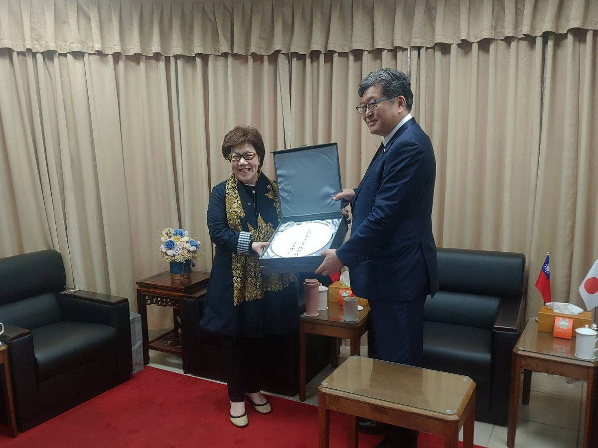 日本眾議員荻生田光一11日前往李登輝墓前致意，李安妮則親自陪同 圖：李登輝基金會提供