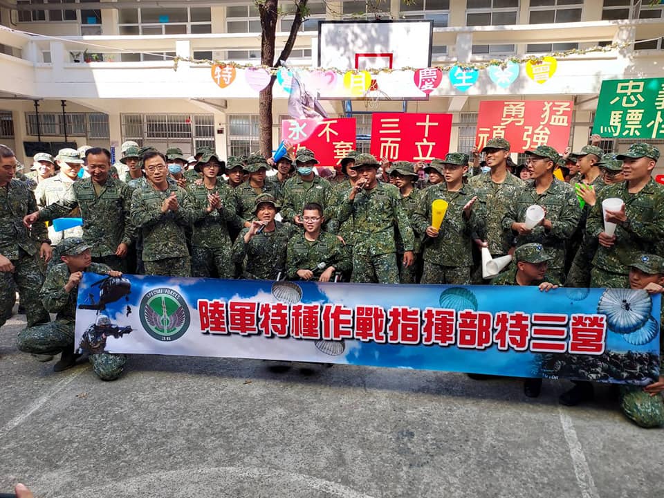 陸軍特戰指揮部今日特別舉辦「30而立，永不放棄」茶會，歡慶秦良丰30歲生日。 圖：翻攝自秦天人臉書