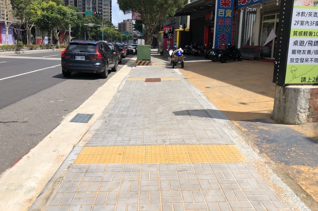 林口文化二路2段（信義路至中山路）藉由人行舖面設計、增設集水井、更新老舊預鑄蓋板及設置無障礙坡道，解決路面破損及下雨積水的問題，同時保障市民通行安全人行道。 圖：新北市工務局提供