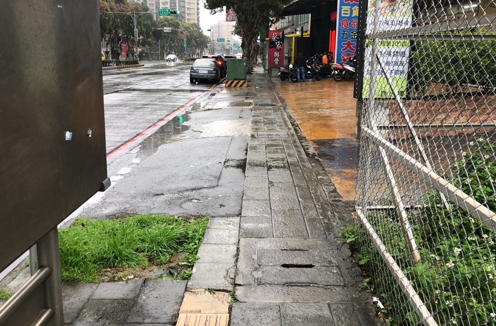 林口文化二路2段（信義路至中山路），改善前人行道路老舊破損，每逢下雨便容易積水，導致路面濕滑泥濘。 圖：新北市工務局提供