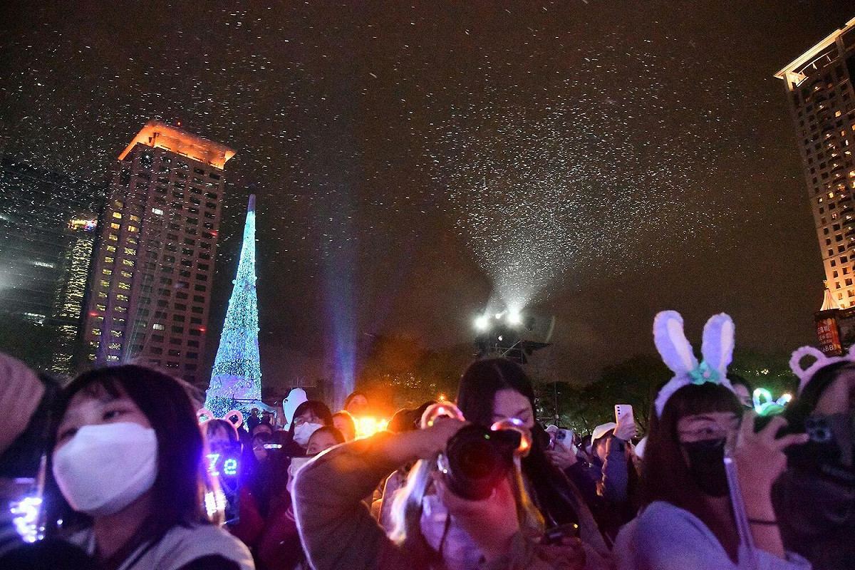 雖然天氣濕冷，新北市民廣場仍充滿著不畏風雨前來享受音樂的聽眾朋友，熱情絲毫未減！ 圖：新北市新聞局提供