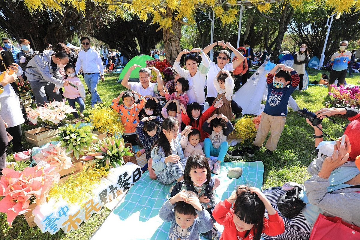 台中市首屆野餐日，市長盧秀燕開心地與市民朋友合影。 台中市政府/提供
