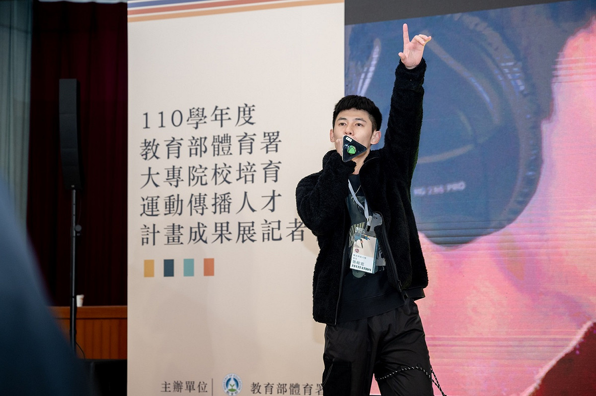 龔峻霆於會場表演自己的創作歌曲「飛越」。 圖：醒吾科大提供