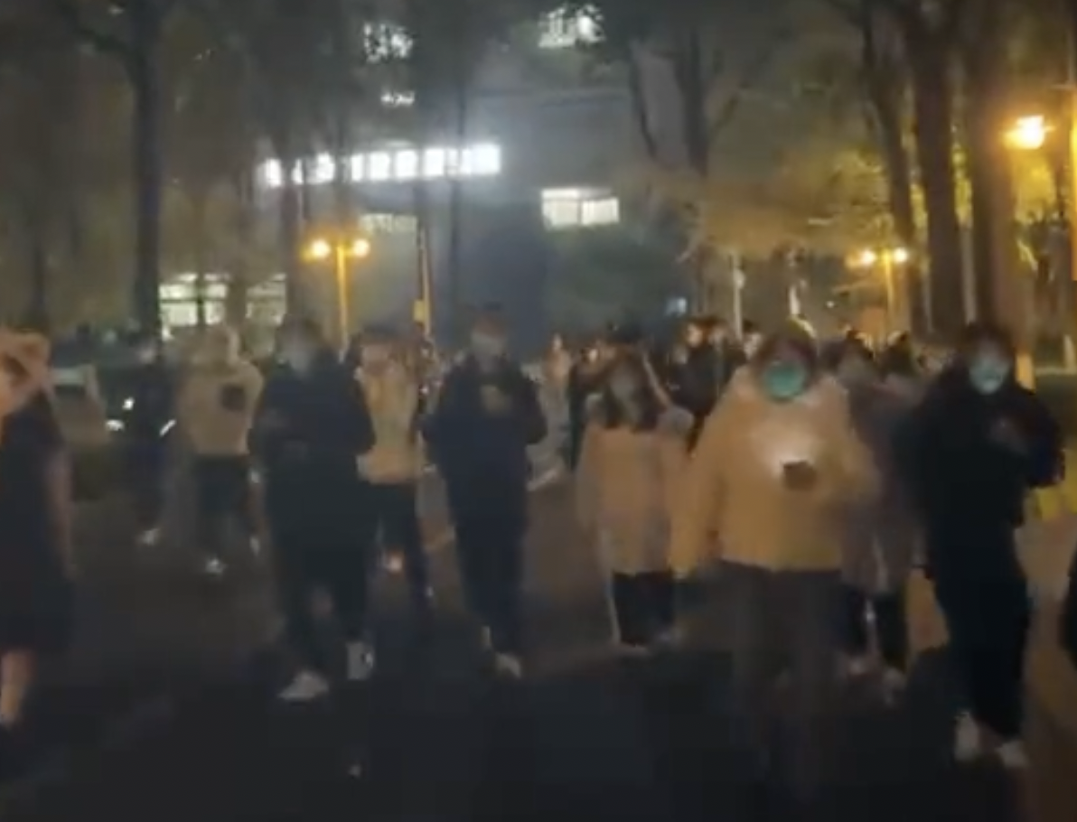 四川大學華西臨床醫學院學生在校園內遊行抗議 圖：影片截圖