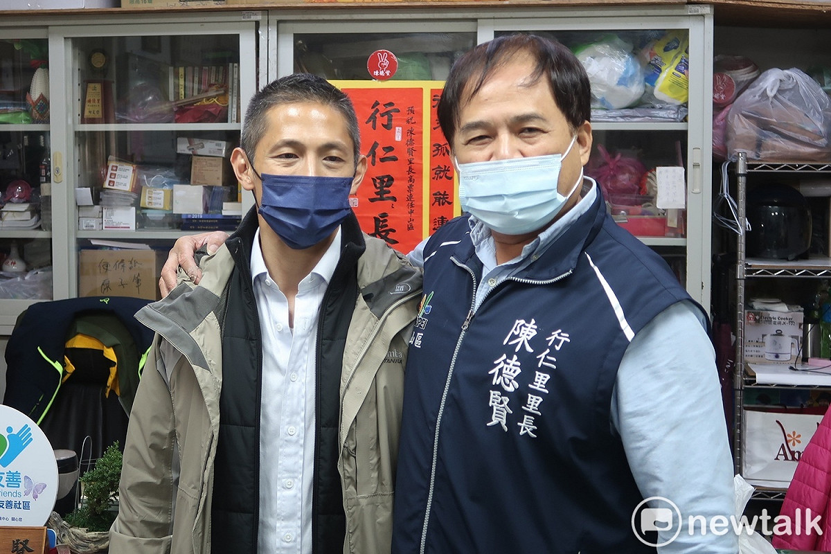 行仁里無黨籍里長陳德賢（左）搭著吳怡農的肩。 圖：林朝億/攝