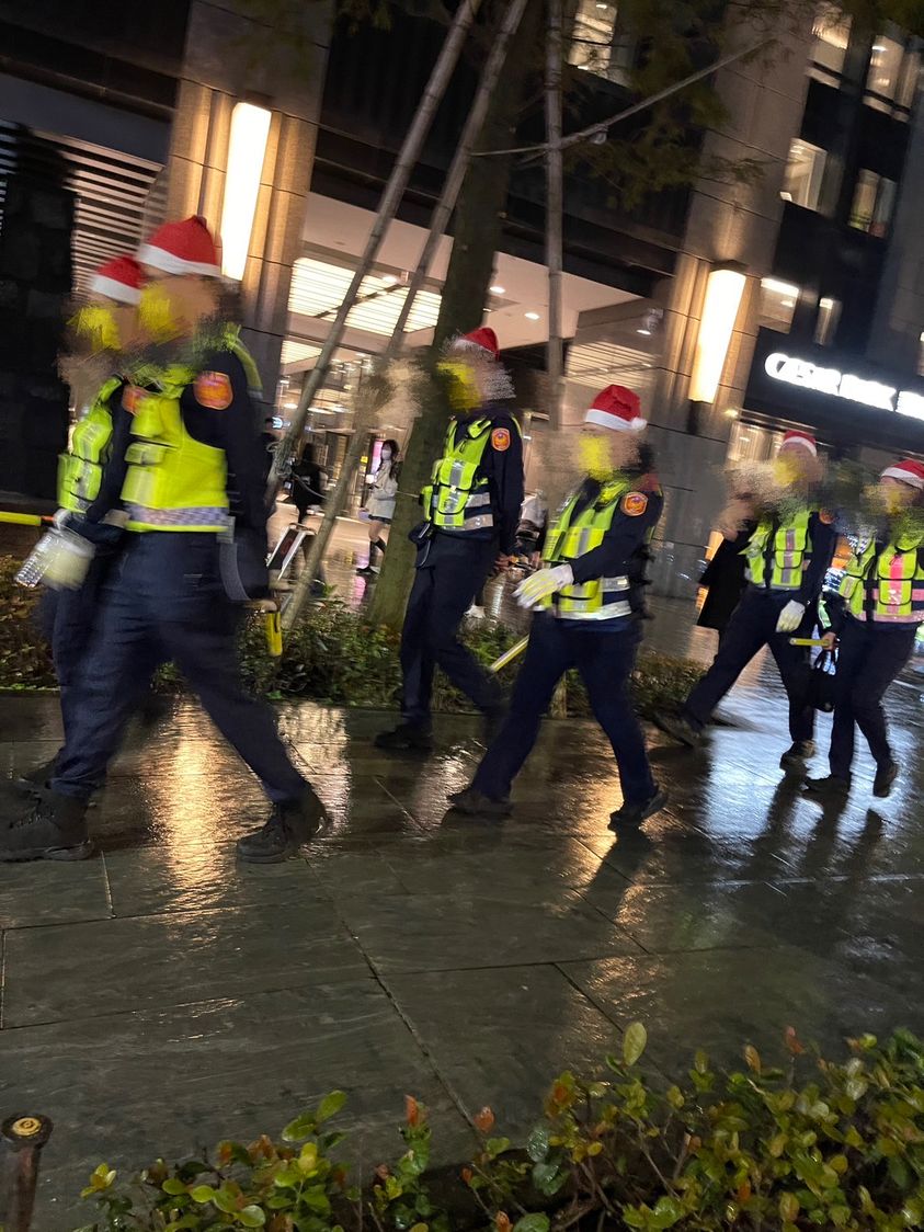 新北耶誕城員警須戴聖誕帽值勤，掀基層戰火 圖:靠北police