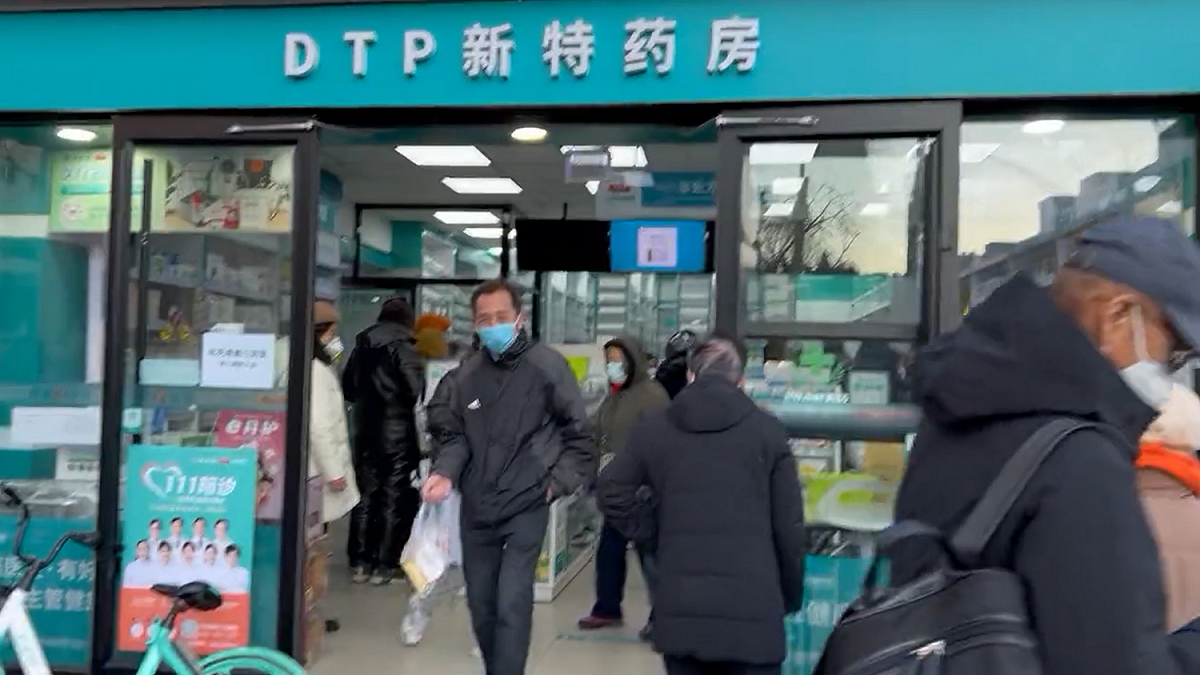 北京地區也出現民眾在藥局前大排長龍囤藥的現象。 圖: 翻攝自@selinawangtv推特