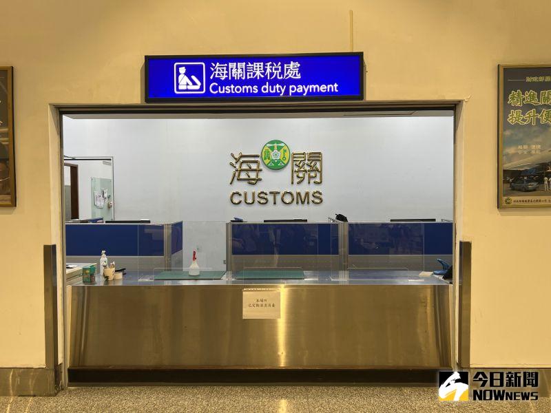 一隻要價450萬、受託馬來西亞友人帶回台維修的名錶，因未申報而被財政部關務署海關攔查後沒入充公。 圖／記者顏真真攝