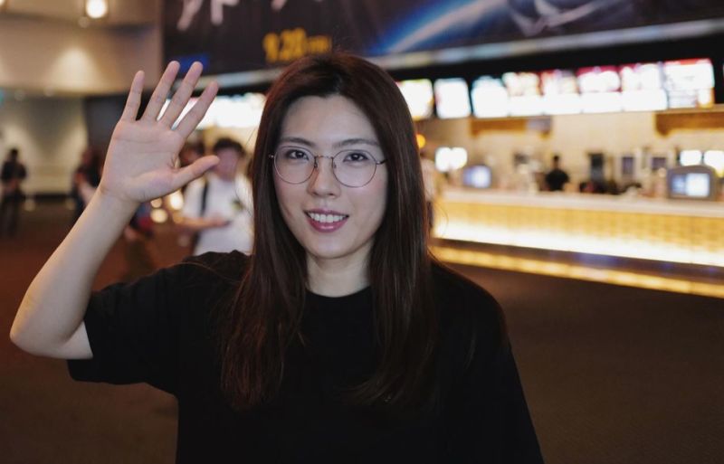 YouTuber「理科太太」陳映彤以自身看過破百小時的心理諮商經驗，教學自我覺察療癒，販售「諮商筆記」，該課程直接熱賣300萬元，引發專業人士譁然。 圖／翻攝理科太太IG