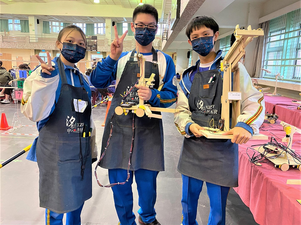 汐止國中第1隊榮獲特優第一名，開心和作品合照。 圖：新北市教育局提供