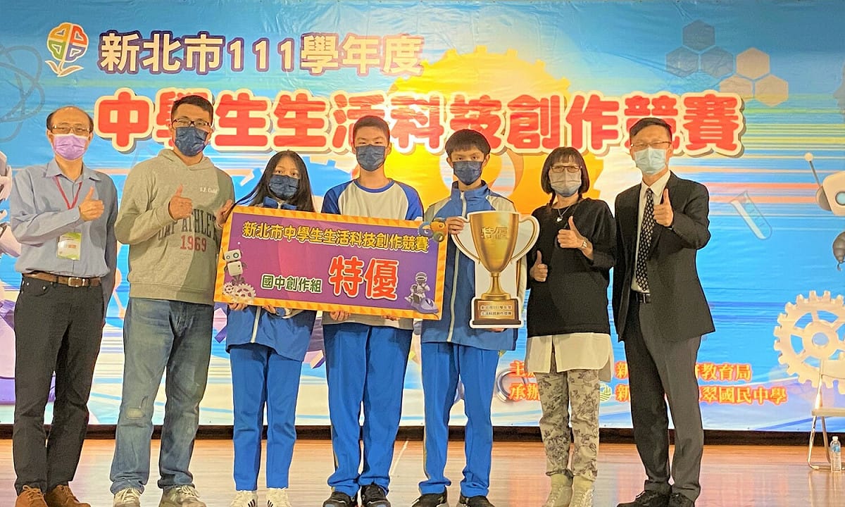 張明文（右1）頒獎予汐止國中第1隊（特優第一名）後合影。 圖：新北市教育局提供