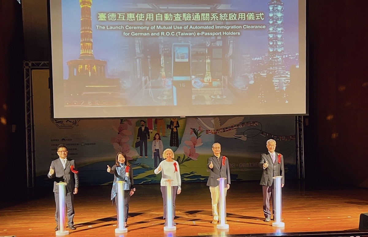 （左至右)外交部歐洲司副秘書長劉拓、立法委員羅美玲、德國在台協會副代表陶艾瑪、移民署署長鐘景琨及桃園市副市長李憲明，出席台德互惠使用自動查驗通關系統啟用儀式。 圖：移民署／提供