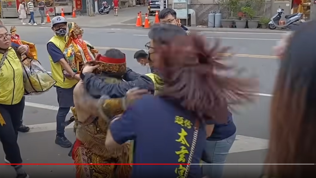 苗栗太玄宮乩童突爆打女廟工巴掌 圖:翻攝自Willian chen YouTube