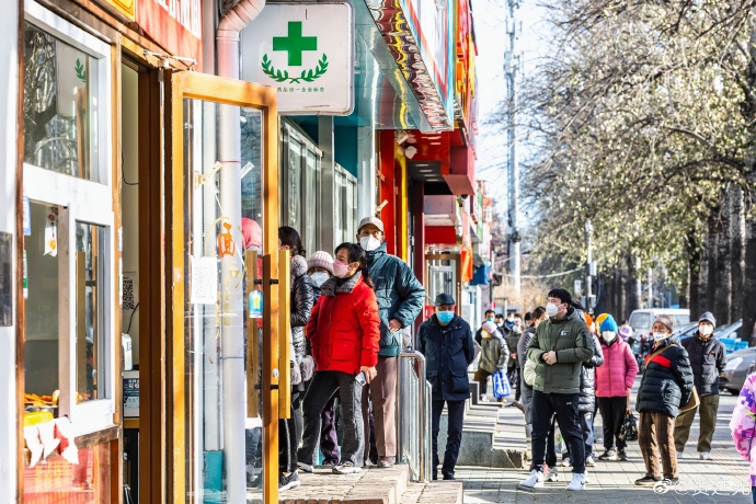 北京市街頭的藥店，許多市民排隊但買不到藥物。 圖:翻攝自微博/賀延光