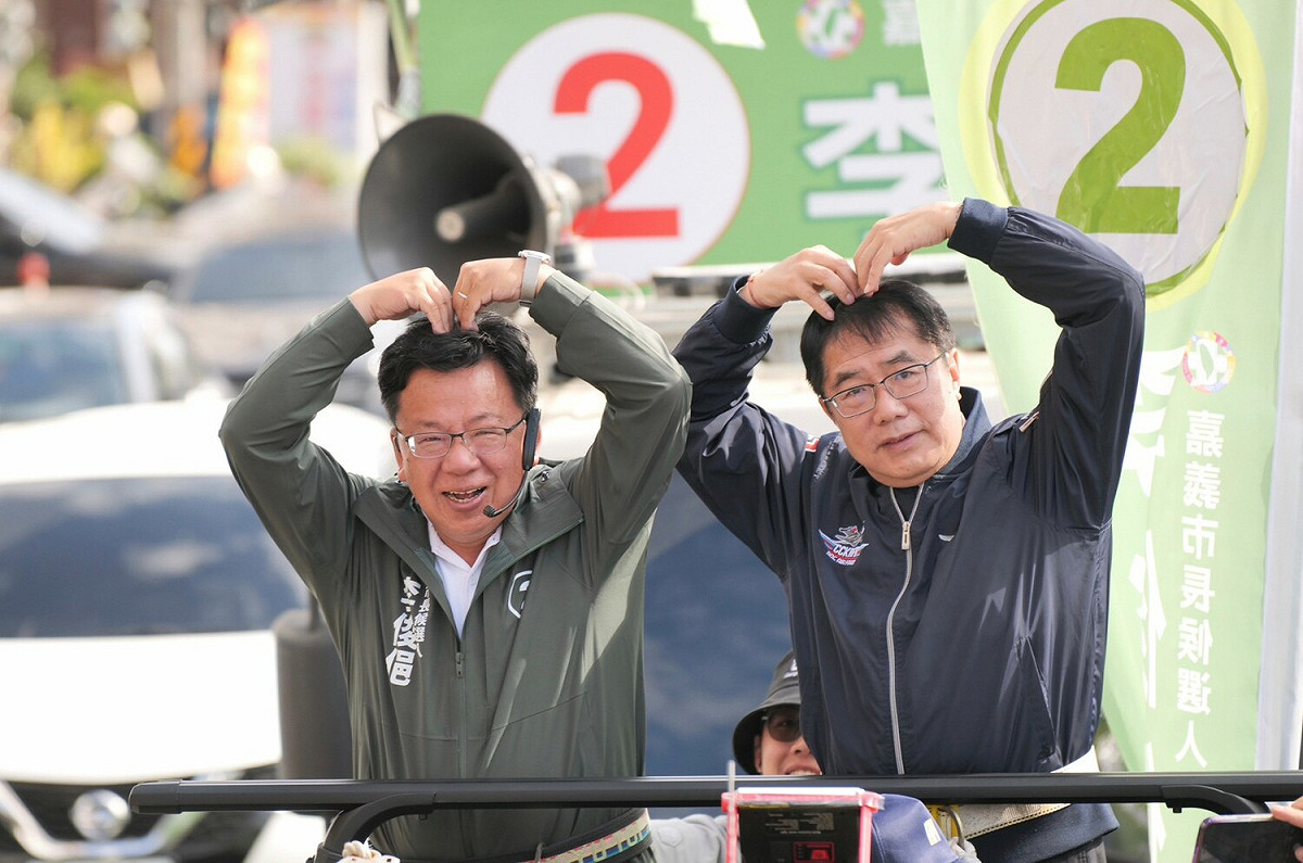 台南市長黃偉哲陪同李俊俋車隊掃街拜票。 圖：李俊俋競選總部/提供