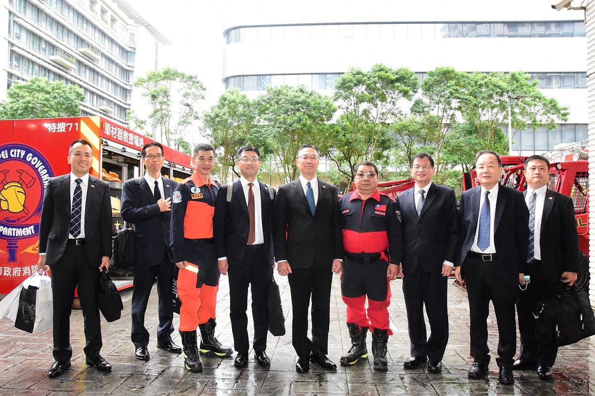 特搜大隊分享參與國家重型救援隊(NAP)認證之歷程及國際人道救援機制，並展示各式特搜機械及救援隊醫療組專業器材，使東京消防廳對消防局印象相當深刻。 圖：新北市消防局提供