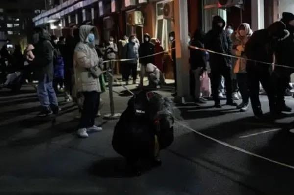 中國逐漸解封，不過確診人數仍持續增加。圖為北京首都醫科大學附屬醫院的發熱門診外患者爆滿。 圖：翻攝自矢板明夫臉書