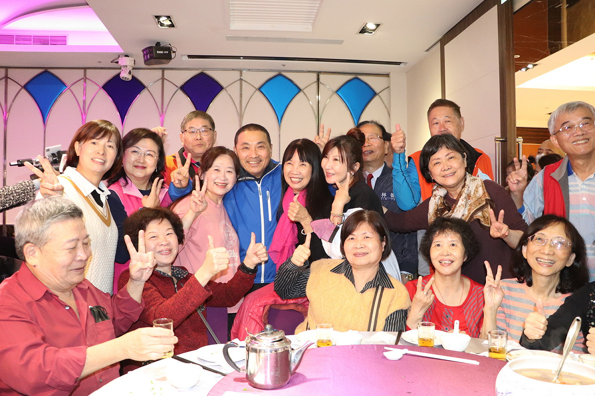 新北市長侯友宜今舉行永和感恩茶會，與市民朋友開心合影。 圖：侯選辦提供
