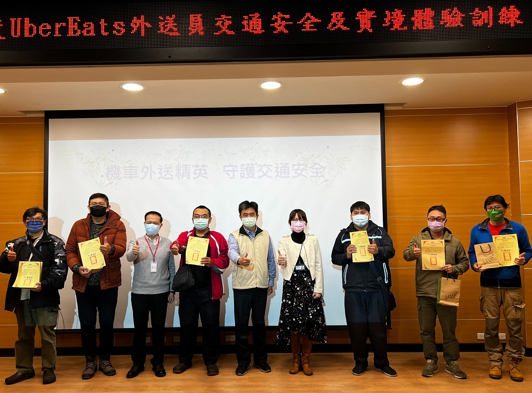 頒發訓練證明書。 圖：台北區監理所提供