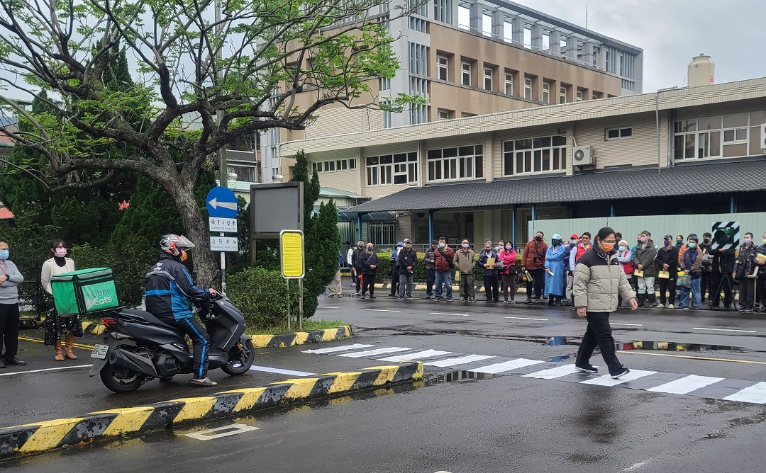停讓行人優先過。 圖：台北區監理所提供（資料照）