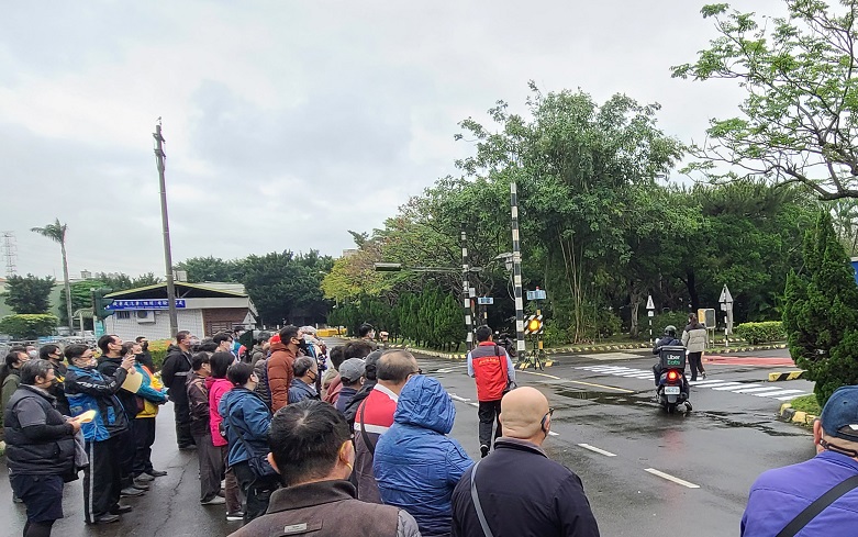 閃黃燈要減速。 圖：台北區監理所提供
