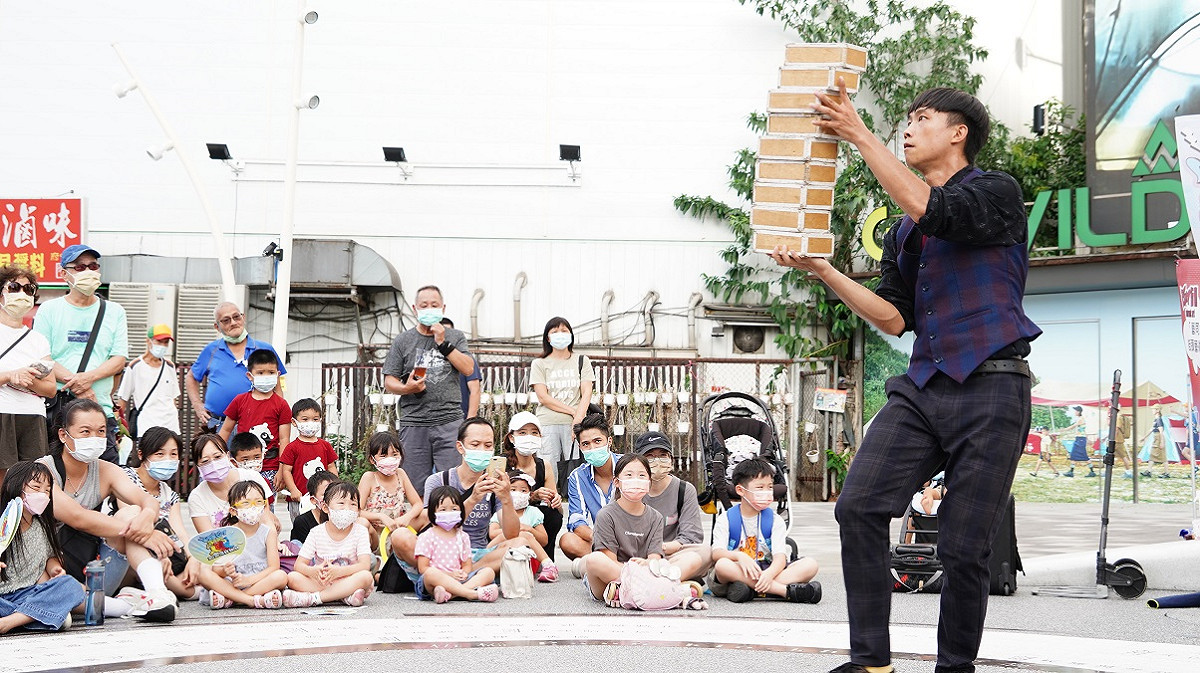 街頭藝人戴郁仁的砌磚雜技表演。 圖：新北市文化局提供