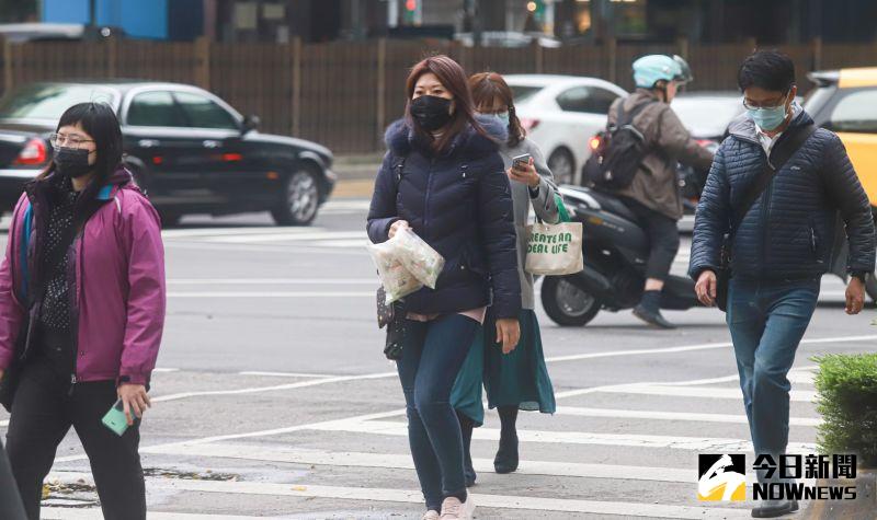 今年入冬首波寒流將於週末來襲，中央氣象局指出，未來幾天氣溫將逐步探底，週六（17）日寒流南下各地氣溫明顯偏低。 圖／NOWnews資料照片