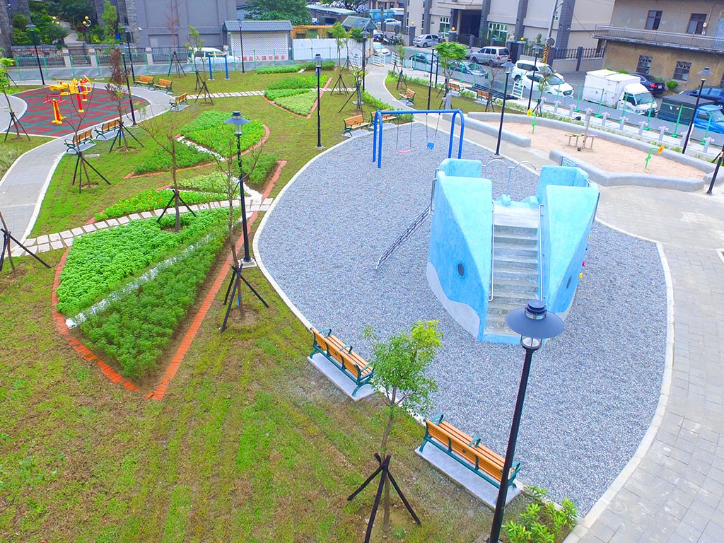 鳳祥公園藍色大鯨魚溜滑梯。 圖：新北市景觀處提供