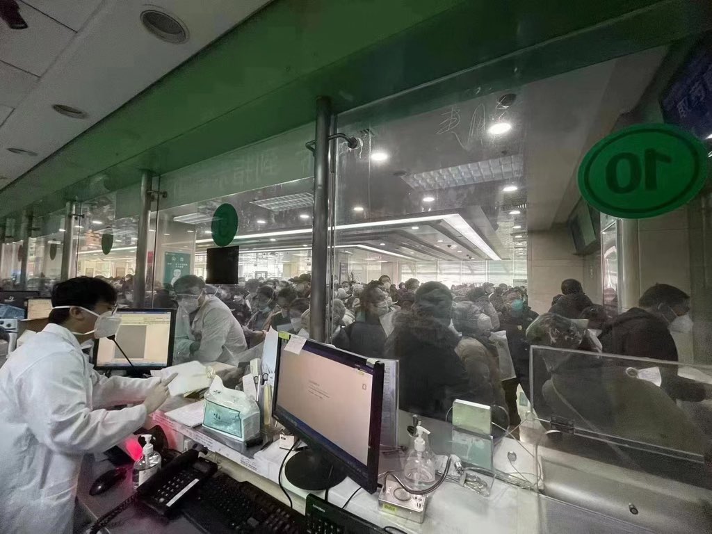 中共放寬防疫政策後，北京各地醫院塞爆就診患者。 圖：翻攝自方舟子推特