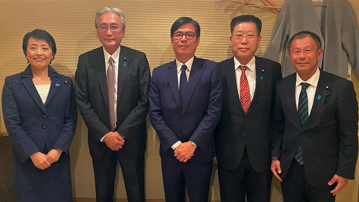 陳其邁(中)會見日華議員懇談會會長古屋圭司等成員。. 圖：高雄市政府/提供