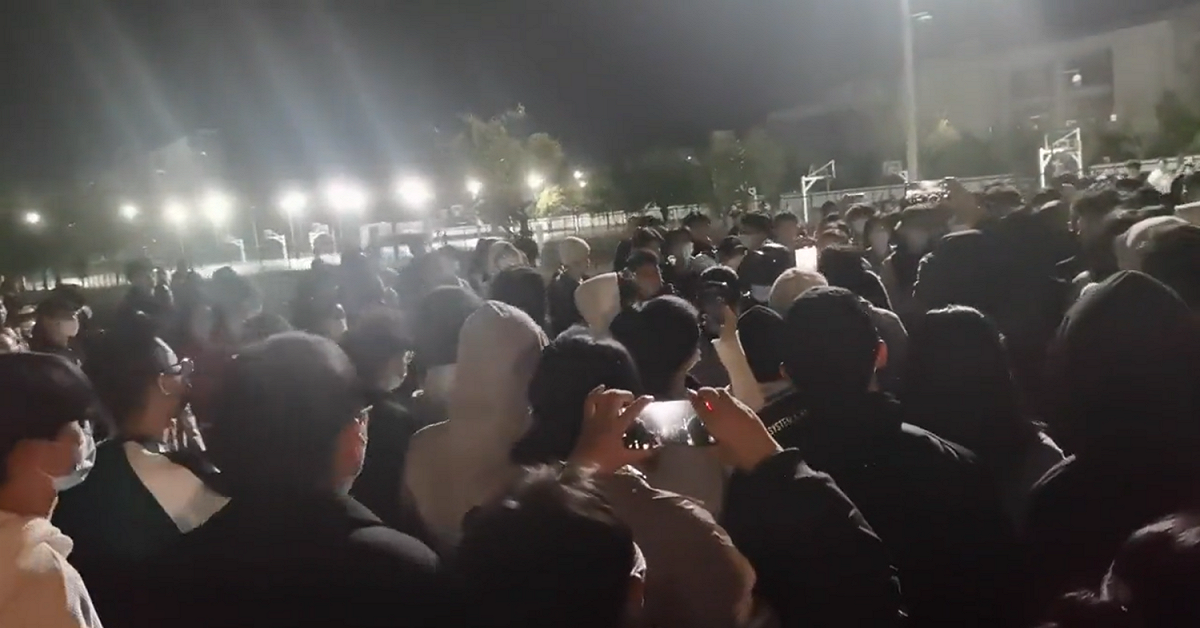 昨(12)日，福州大學因返鄉的方案朝令夕改，學生聚集在校內操場抗議。 圖:翻攝自推特