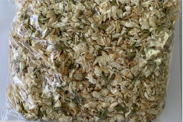 由合盛發貿易有限公司進口的中國乾燥茉莉花，被檢出殘留農藥竟多達6種。 圖：食藥署/提供