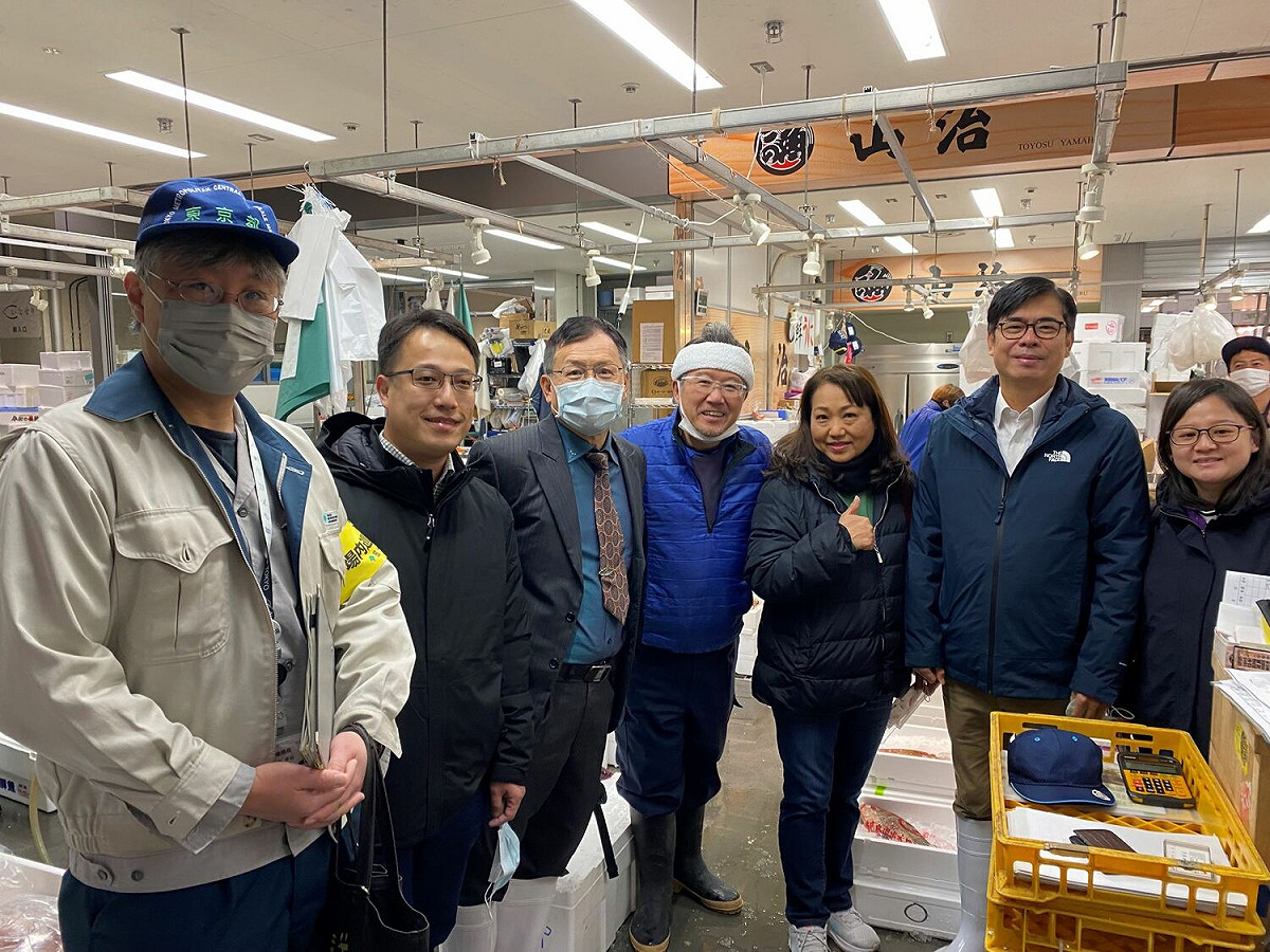 陳其邁(右二)參訪豐洲市場。 圖：高雄市政府/提供
