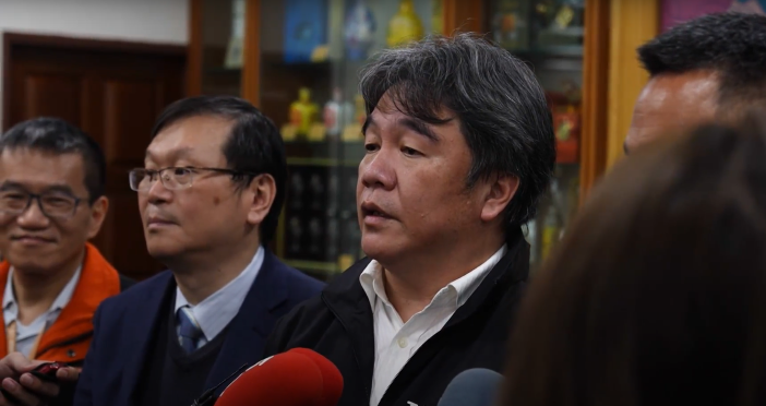 指揮官王必勝與發言人莊人祥，昨前往金門地區與金門縣長楊鎮浯研商未來小三通開放之防疫需求與整備規劃 圖：中央流行疫情指揮中心/提供