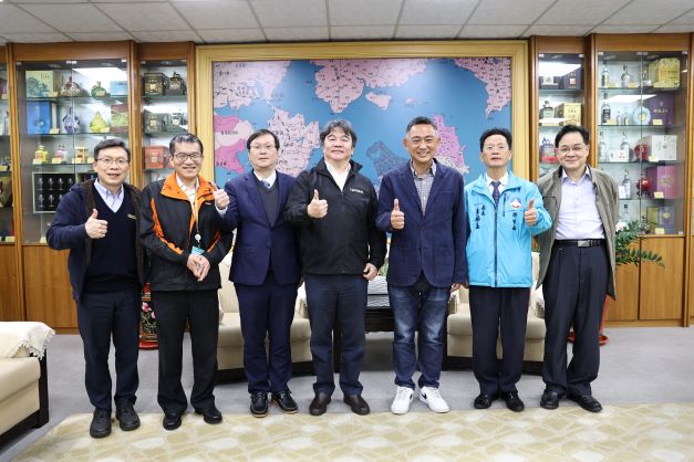 指揮官王必勝與發言人莊人祥，昨前往金門地區與金門縣長楊鎮浯研商未來小三通開放之防疫需求與整備規劃 圖：中央流行疫情指揮中心/提供