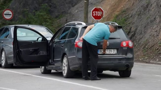 科索沃人檢查塞族人車廂。 圖 : 翻攝自環球網