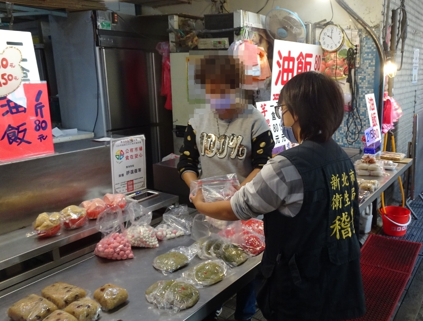 衛生局稽查市場攤商。 圖：新北市衛生局提供
