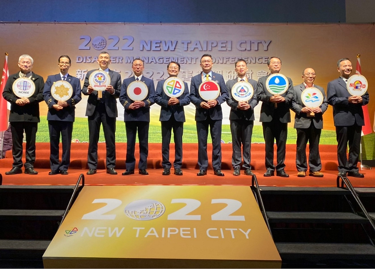 陳純敬與研討會講座合影留念。 圖：新北市消防局提供