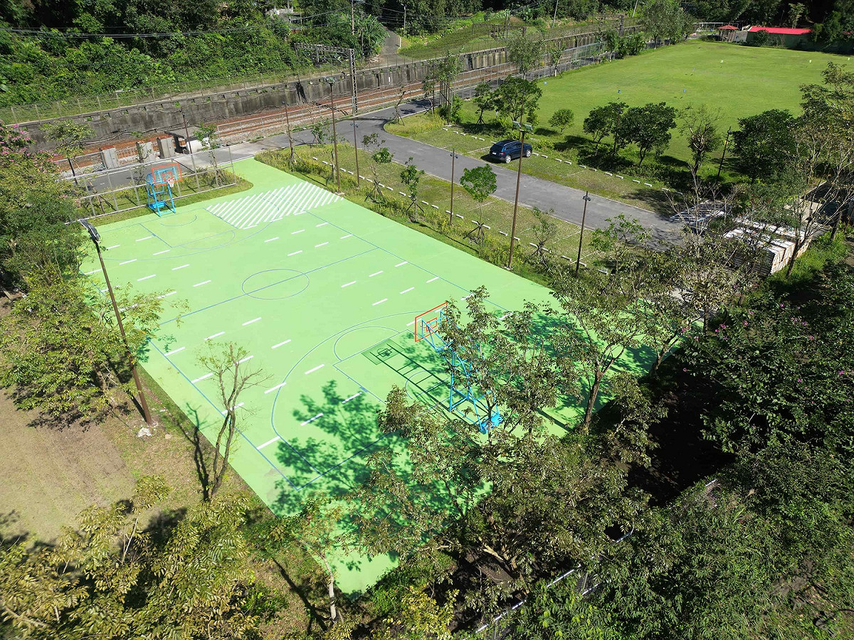 牡丹多功能廣場除既有停車格外，籃球場亦可作為臨時停車使用。 圖：新北市觀旅局提供