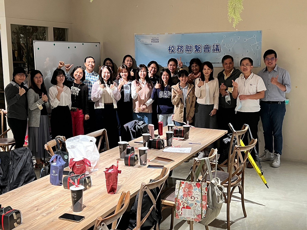 青年局長錢念群(圖左六)與新北各大專院校代表交流青年事務推動經驗。 圖：新北市青年局提供