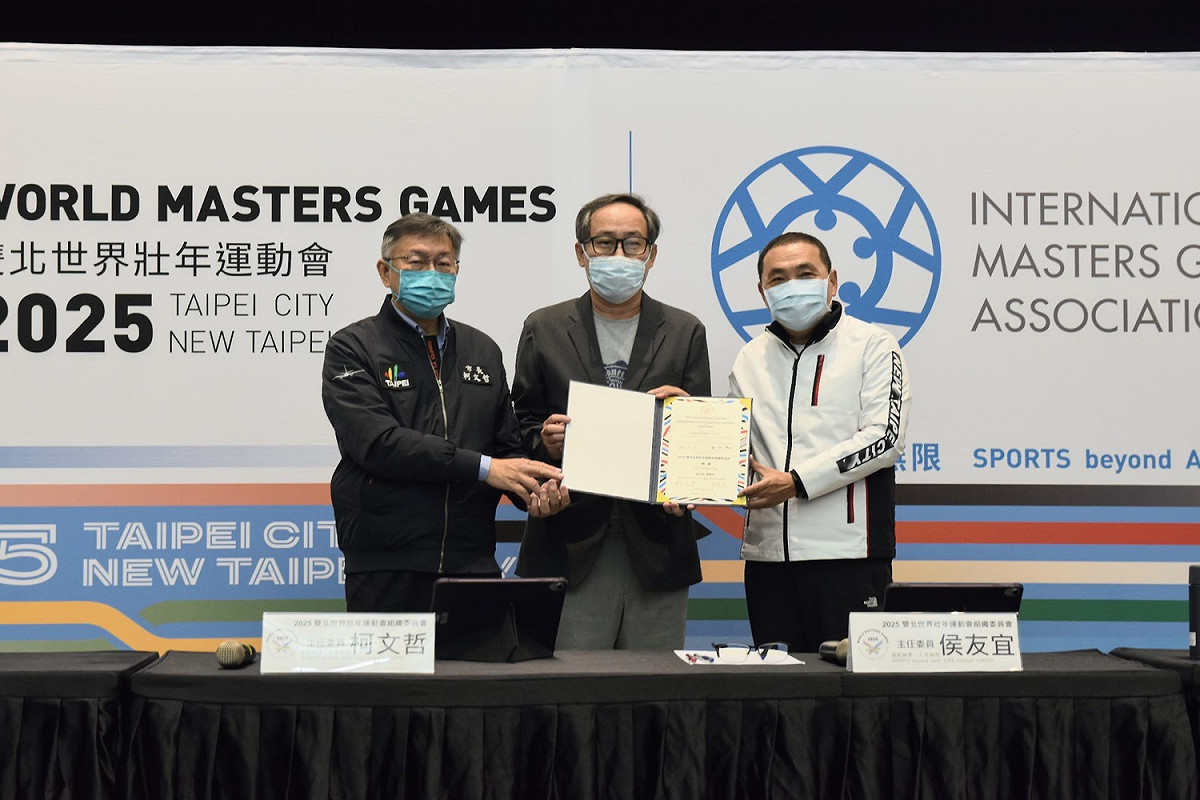2025世界壯年運動會，主任委員頒發聘書給中華民國滾球協會理事長苗天與。 圖：新北市體育處提供