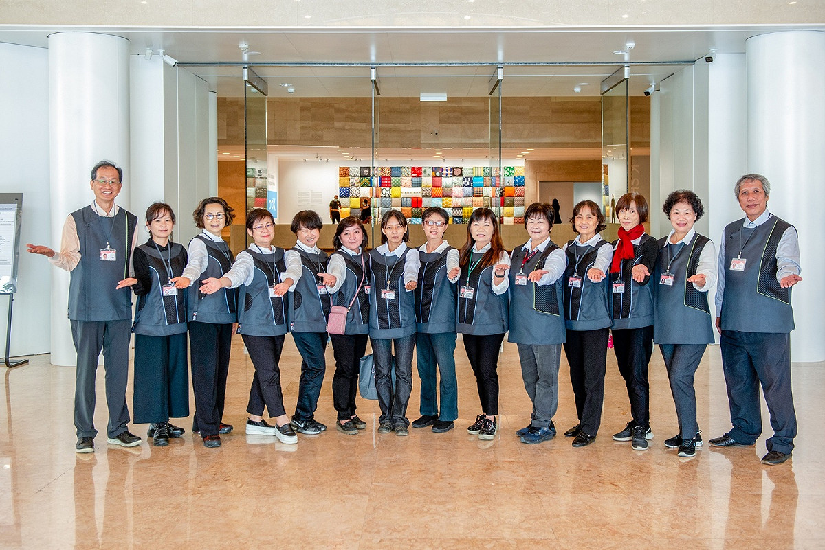 高美館志工制服換新裝。 圖:高雄市立美術館/提供