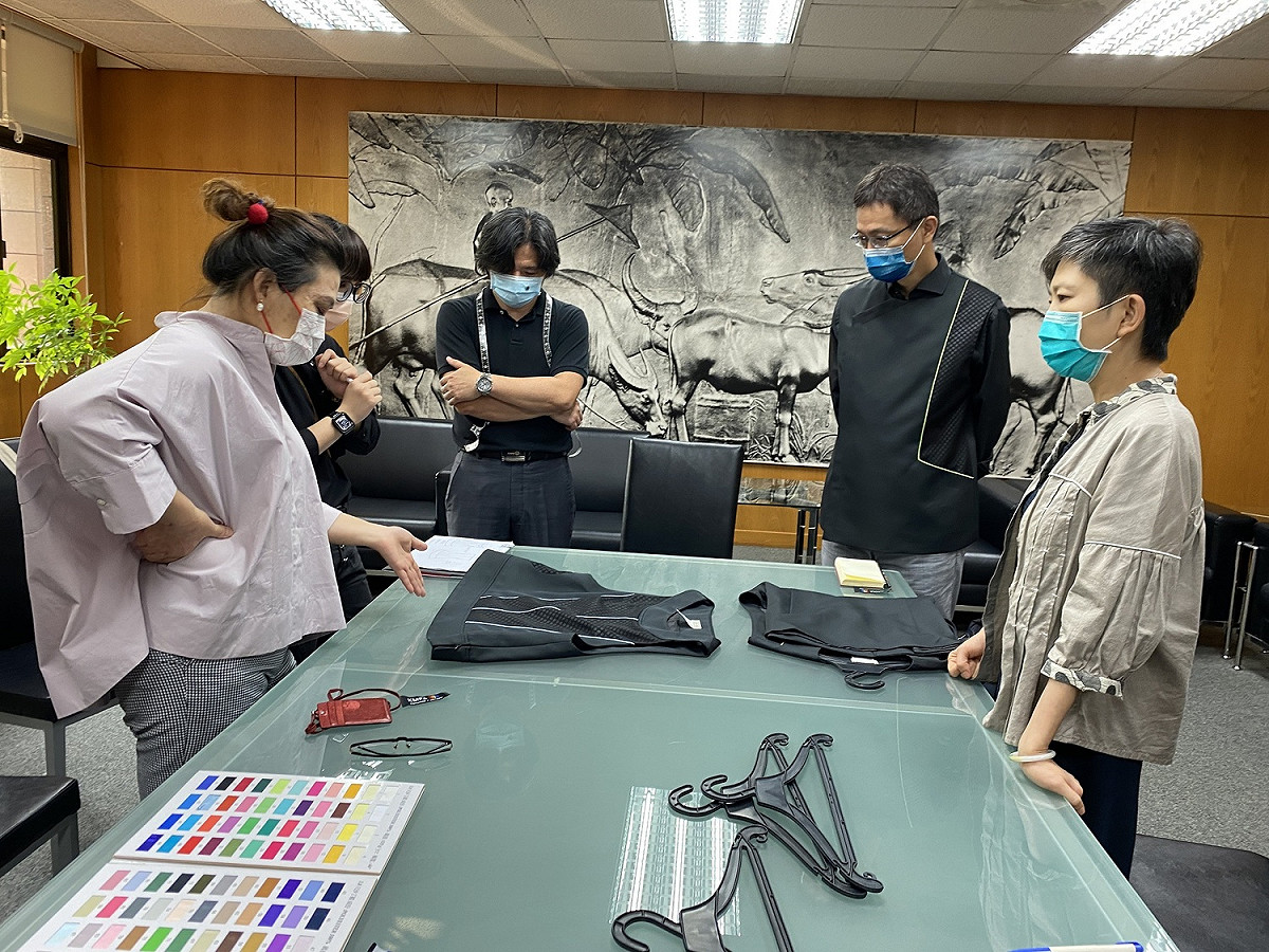 李玉玲(右一)、蔣妙雨(左一)討倫新制服樣式。 圖:高雄市立美術館/提供
